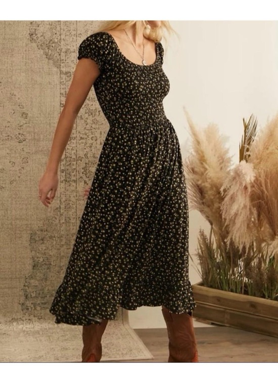 Urban Outfitters Dresses & Skirts - Urban Outfitters Black Floral Puff-Sleeve Midi Dress